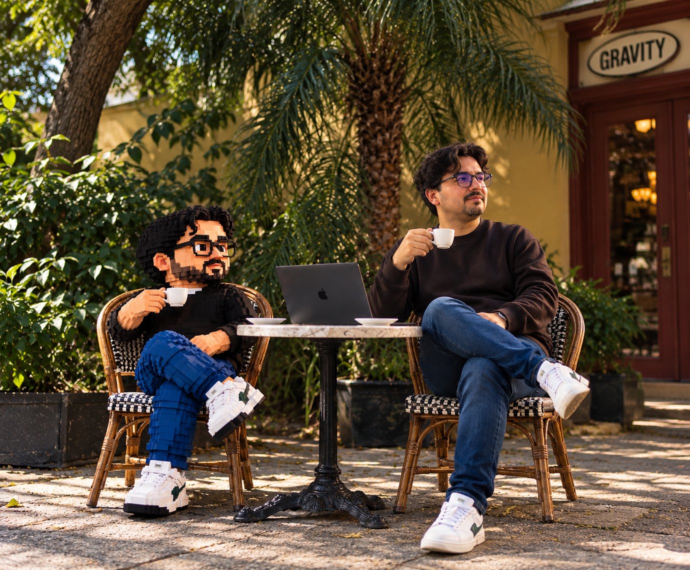 Alcides Gabriel tomando un café frente a una laptop, junto a su avatar en bloques: ordenar la atención antes de subir el volumen de leads