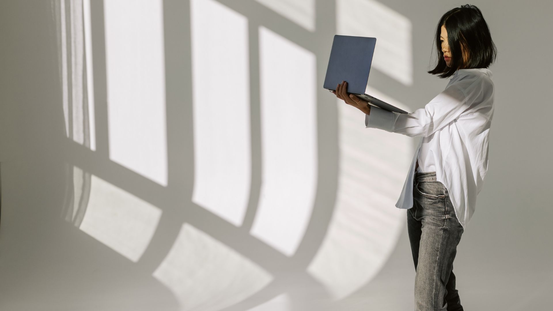 Profesional analizando estrategia digital en un notebook