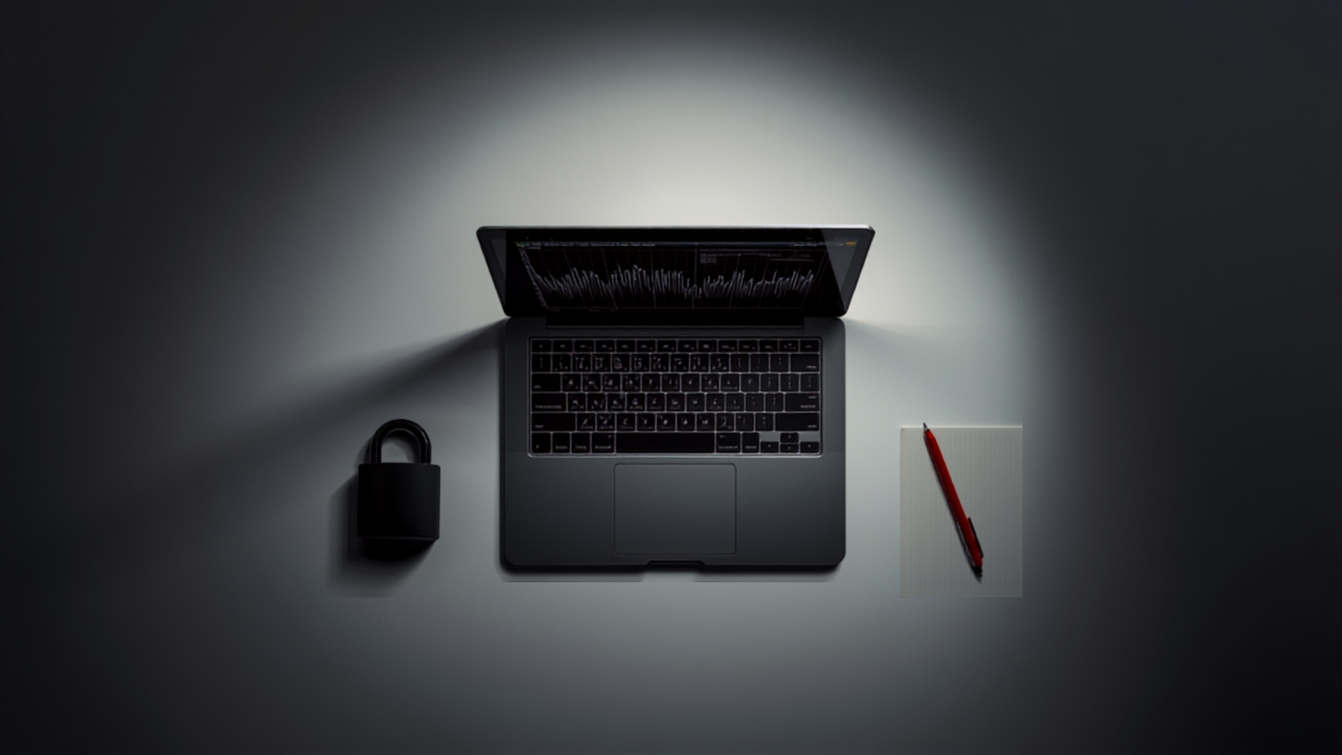 Escritorio minimalista con laptop, candado y libreta, símbolo de las herramientas esenciales de un negocio digital